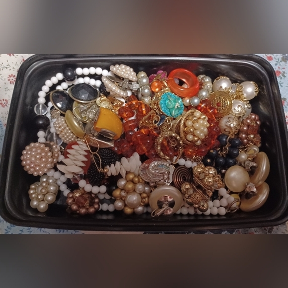 An Elegant Vintage Antique Assorted Jewelry Sets And Singles - Picture 2 of 6